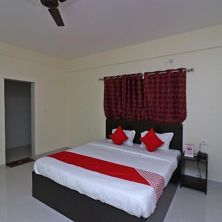Oyo Hotel Ayush Palace Каттак Екстер'єр фото