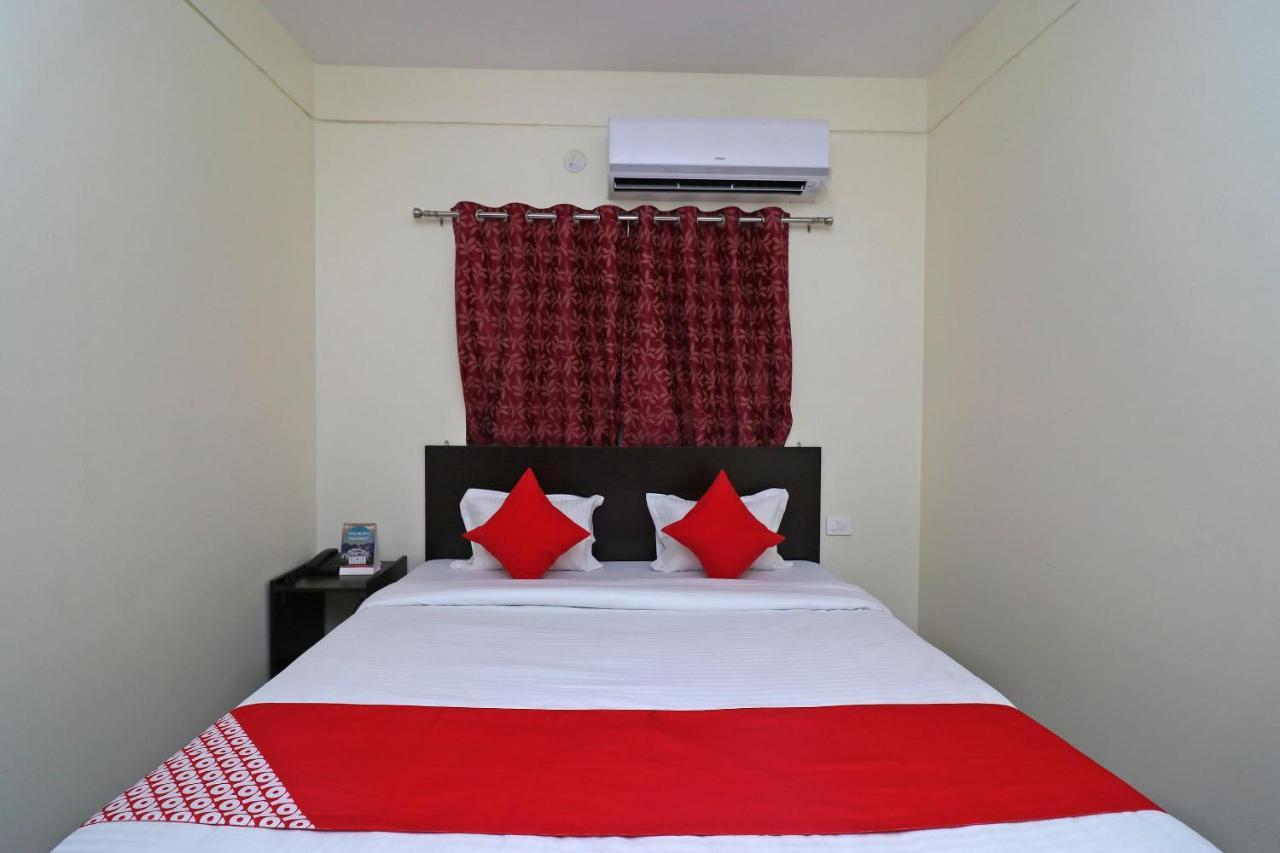 Oyo Hotel Ayush Palace Каттак Екстер'єр фото