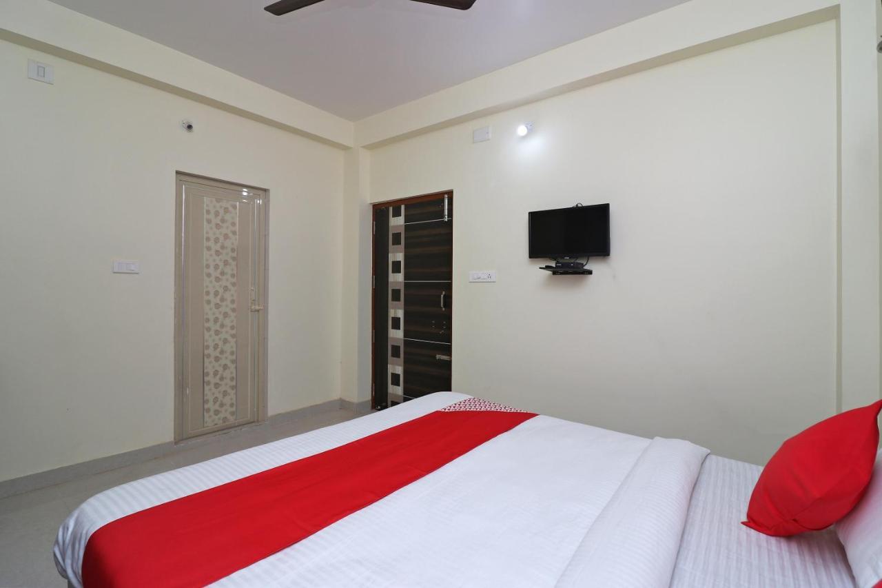 Oyo Hotel Ayush Palace Каттак Екстер'єр фото