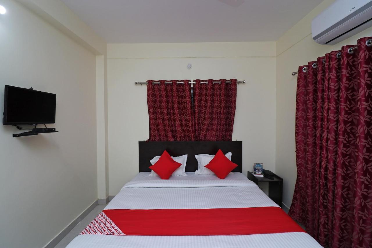 Oyo Hotel Ayush Palace Каттак Екстер'єр фото