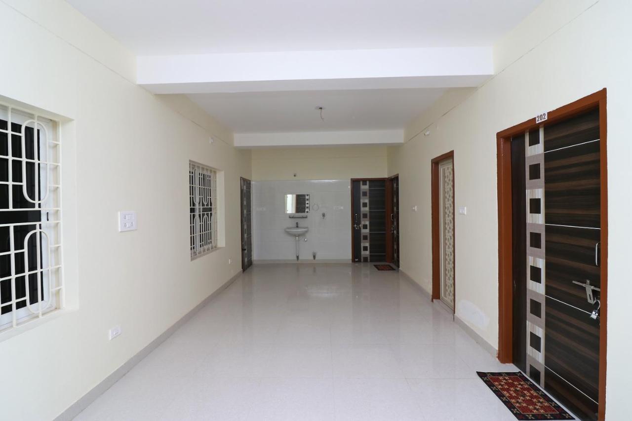 Oyo Hotel Ayush Palace Каттак Екстер'єр фото