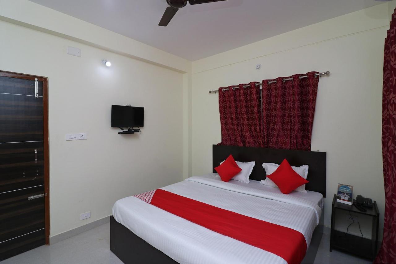 Oyo Hotel Ayush Palace Каттак Екстер'єр фото