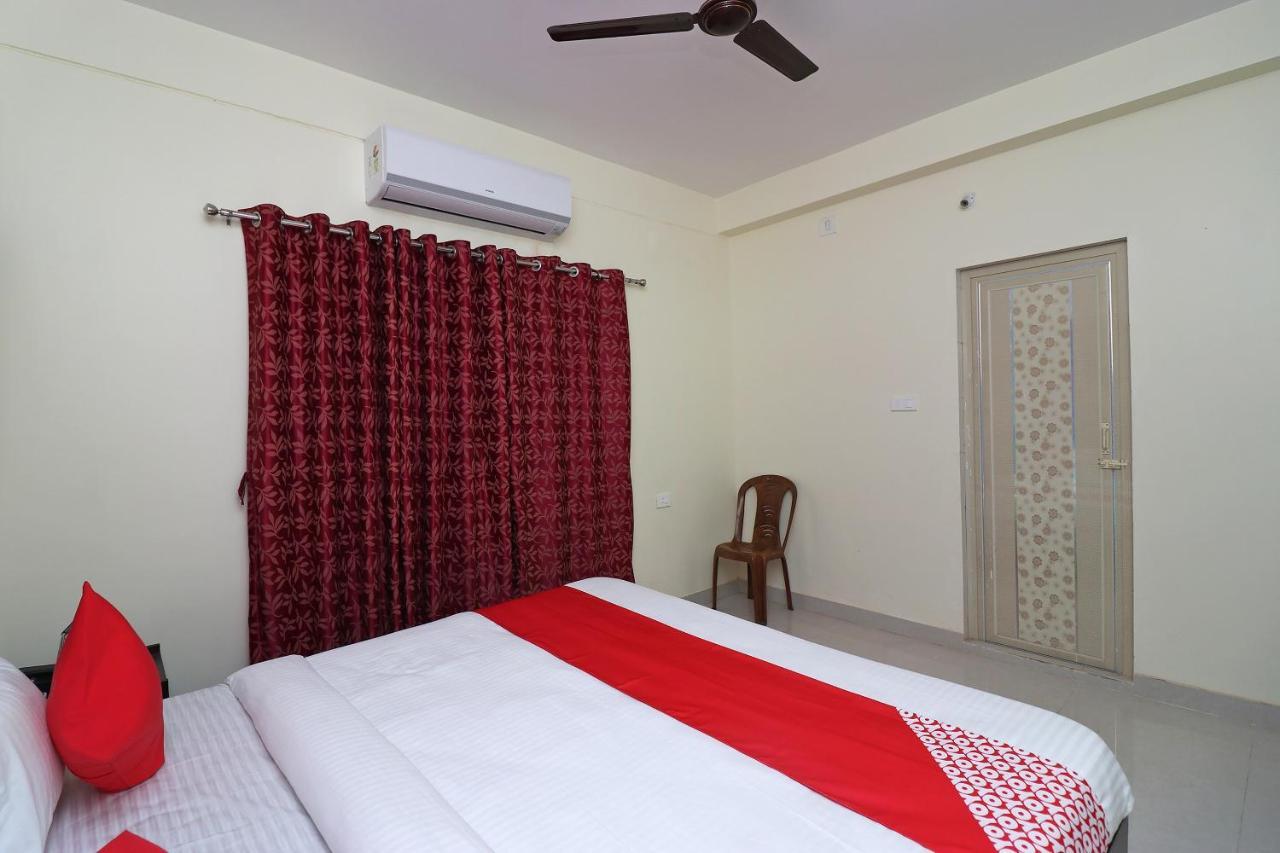 Oyo Hotel Ayush Palace Каттак Екстер'єр фото