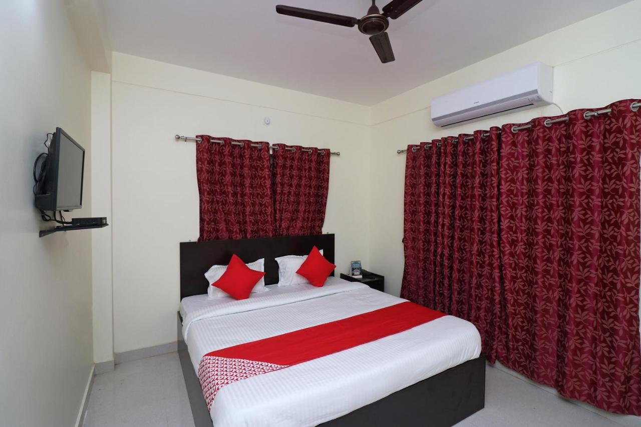 Oyo Hotel Ayush Palace Каттак Екстер'єр фото