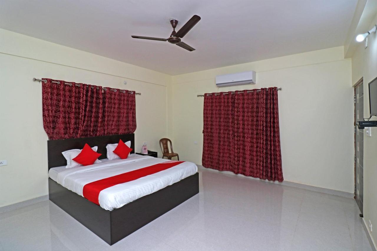 Oyo Hotel Ayush Palace Каттак Екстер'єр фото