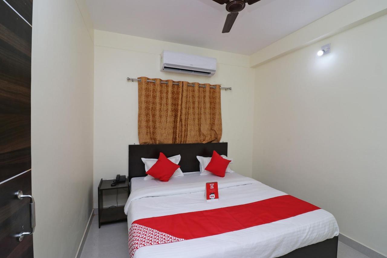 Oyo Hotel Ayush Palace Каттак Екстер'єр фото