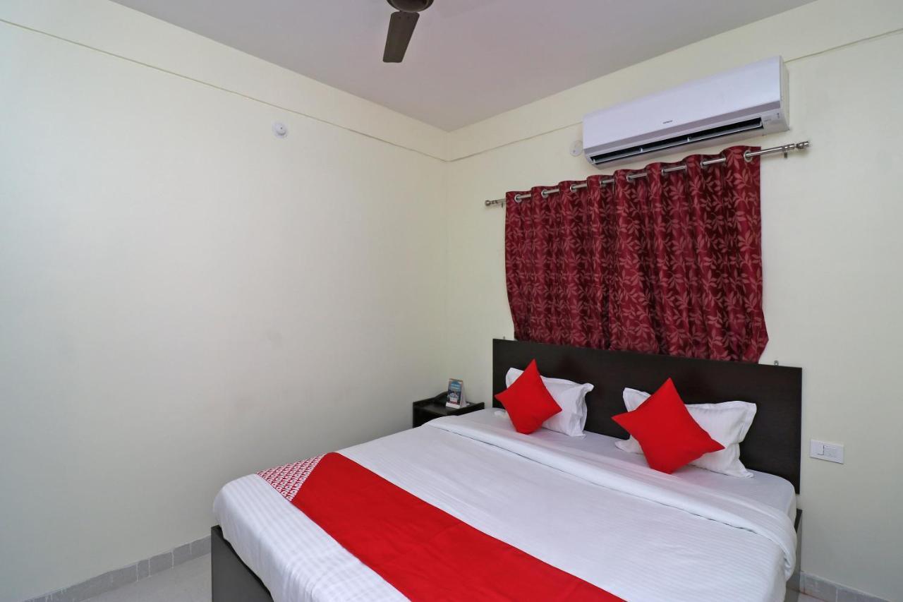 Oyo Hotel Ayush Palace Каттак Екстер'єр фото