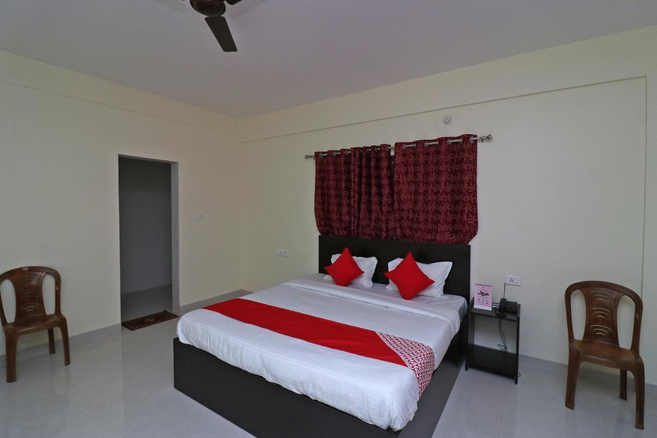 Oyo Hotel Ayush Palace Каттак Екстер'єр фото