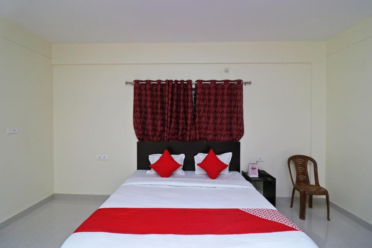 Oyo Hotel Ayush Palace Каттак Екстер'єр фото