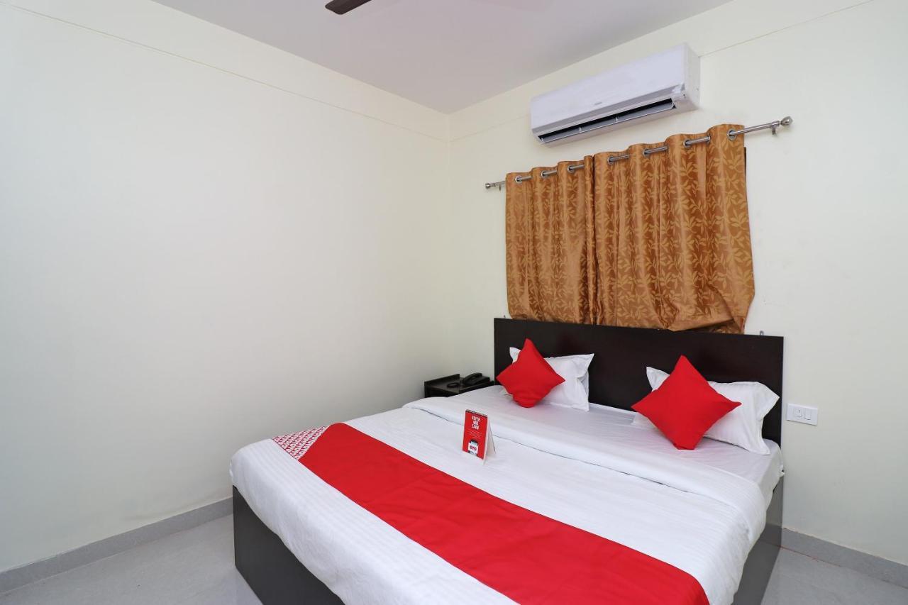 Oyo Hotel Ayush Palace Каттак Екстер'єр фото