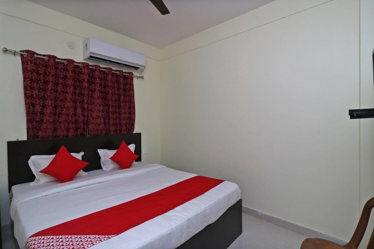 Oyo Hotel Ayush Palace Каттак Екстер'єр фото