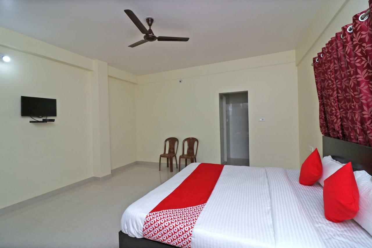 Oyo Hotel Ayush Palace Каттак Екстер'єр фото