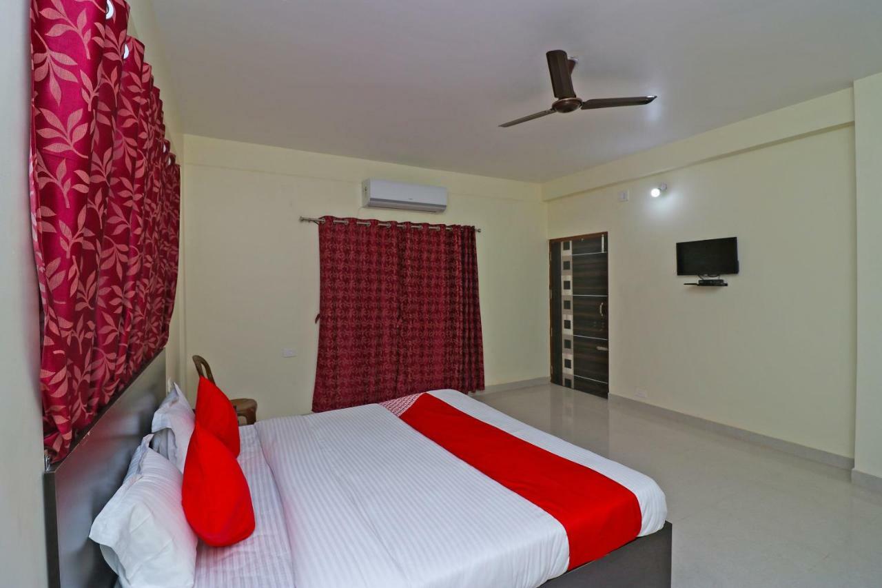Oyo Hotel Ayush Palace Каттак Екстер'єр фото