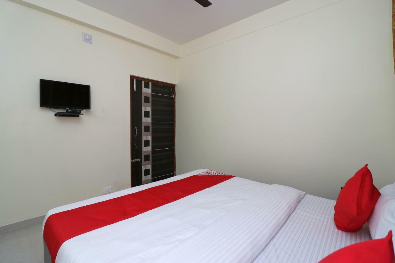 Oyo Hotel Ayush Palace Каттак Екстер'єр фото