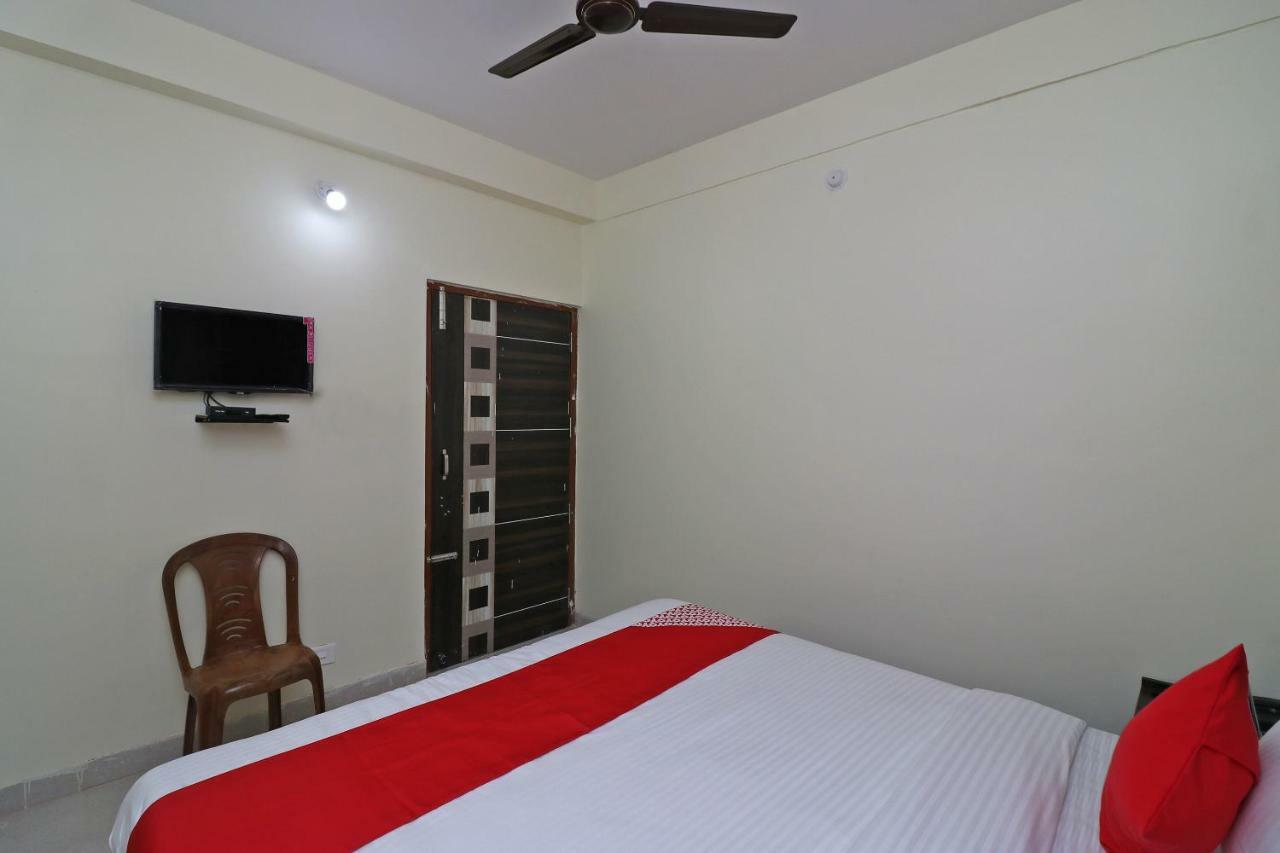 Oyo Hotel Ayush Palace Каттак Екстер'єр фото